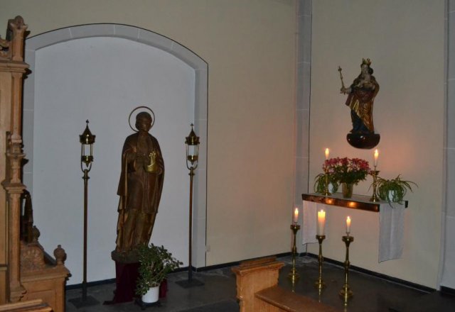 Heiligenfigur in der Kirche